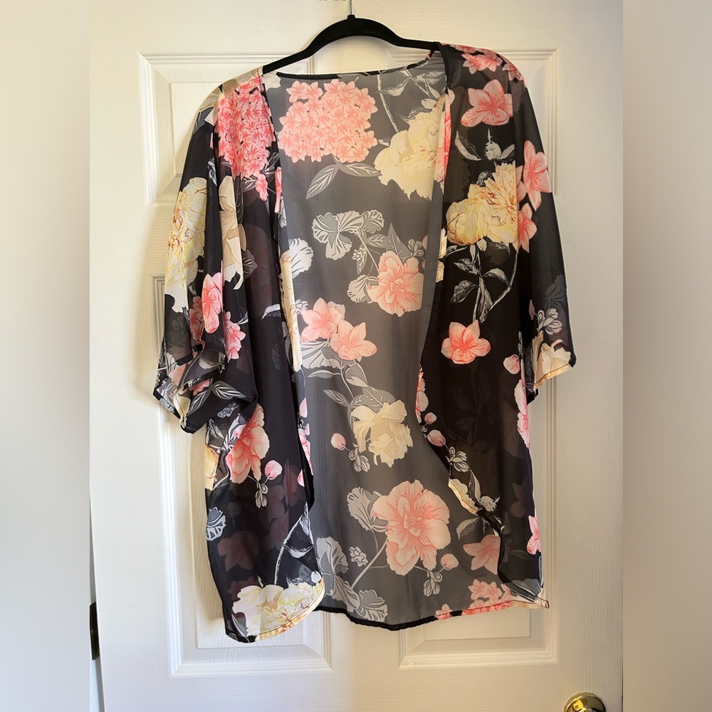 Floral short kimono; excellent pre-owned condition; worn once;